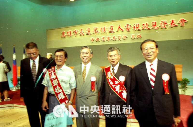 1994年張俊雄(右1)競選高雄市長,在電視政見發表會上與候選人吳敦義(左1)、鄭德耀(左2)、湯阿根(左3)、施鐘響(右2)合影。(中央社檔案照片)