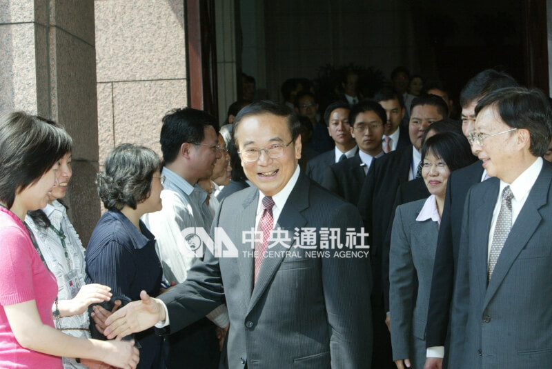前行政院長張俊雄(前中)2008年5月卸任交接印信後離開行政院,行政院員工們也列隊歡送。(中央社檔案照片)