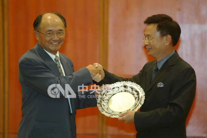 前外交部長黃志芳(右)2006年8月在歡送茶會感謝程建人(左)40年外交生涯對國家的貢獻。(中央社檔案照片)