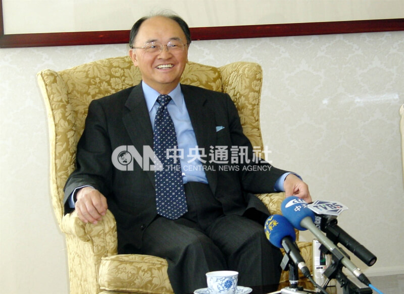 程建人2004年3月卸任中華民國駐美代表前,在華府雙橡園舉行例行新聞簡報會。(中央社檔案照片)
