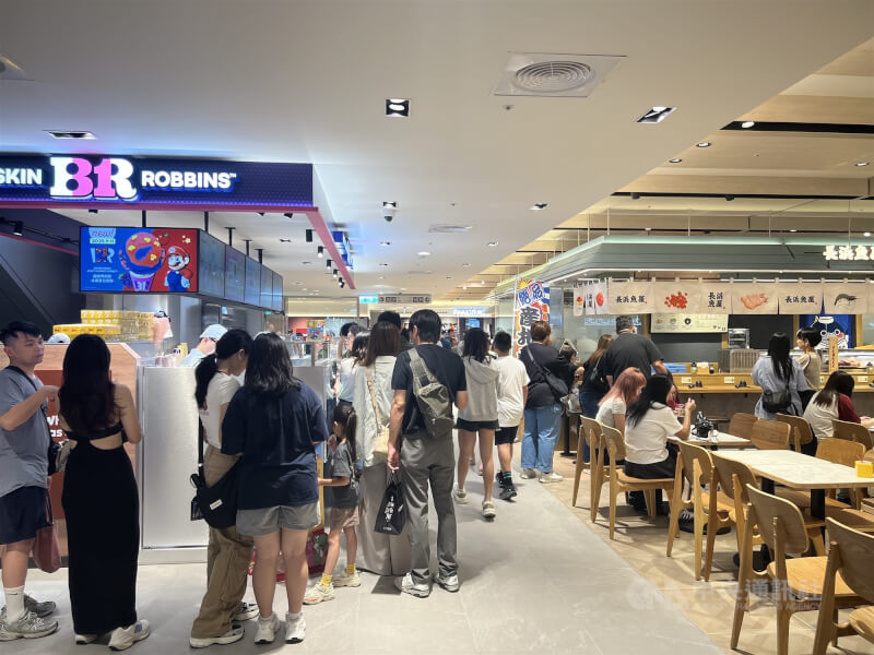 從2月13日發生氣爆暫停營業的台中新光三越百貨,27日重新開幕營業,氣爆事件受創最嚴重的12樓美食街,重新營業後仍然吸引民眾前來消費。中央社記者郝雪卿攝 114年9月27日