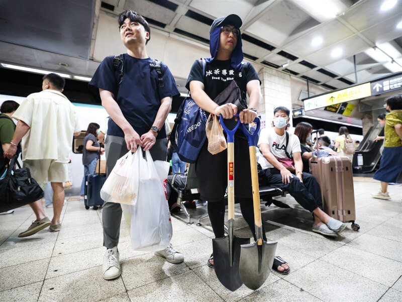 台北車站27日上午有民眾帶著鏟子等工具，準備搭乘台鐵加開列車班次前往花蓮縣光復鄉，協助復原工作。中央社記者謝佳璋攝  114年9月27日
