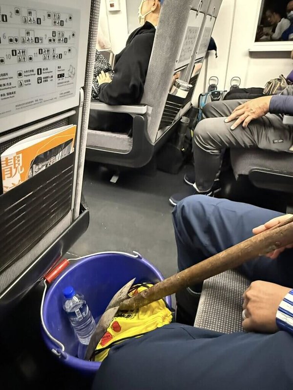 花蓮馬太鞍溪堰塞湖溢流重創光復鄉,立委陳瑩連4天進入災區送物資、號召醫療資源,27日上午她搭車火車前往光復鄉時看到同列車民眾大部分都是穿雨鞋、拿鏟子,讓她很感動。(陳瑩提供)中央社記者盧太城台東傳真 114年9月27日