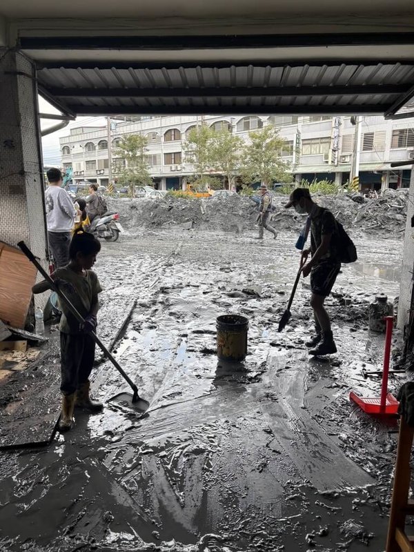 花蓮縣光復鄉因馬太鞍堰塞湖溢流遭重創,台東縣一群年輕人情義相挺,放棄難得的連續假期,趕往光復當地幫忙整理環境。(民眾提供)中央社記者盧太城花蓮傳真 114年9月27日