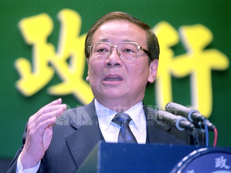 2001年2月行政院長張俊雄宣布恢復執行核四法定預算，讓核四復工續建，他形容自己是「痛苦的抉擇、永遠的堅持」。（中央社檔案照片）