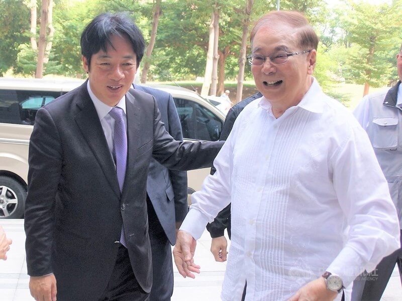 時任行政院長賴清德（前中）2017年10月南下高雄拜會前行政院長張俊雄（前右），展開請益之旅。（中央社檔案照片）