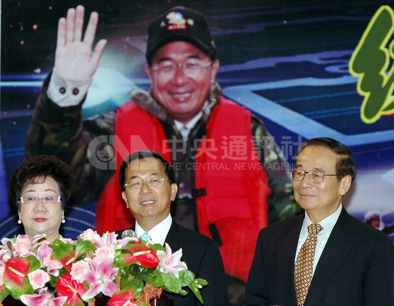 2008年5月總統陳水扁(中)、副總統呂秀蓮(左)與行政院長張俊雄(右)視導國防部與後備司令部。(中央社檔案照片)