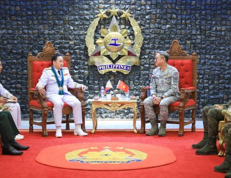 在南海緊張加劇之際，越南人民海軍司令陳清延（左）23日於菲律賓海軍總部會見菲律賓海軍司令埃斯佩萊塔（右）。雙方表示，彼此擁有共同利益，也面臨共同困難，將深化海上安全合作、推進國防關係。（菲律賓武裝部隊提供）中央社記者曾婷瑄河內傳真  114年9月27日