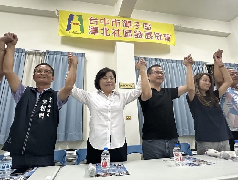 國民黨立委羅智強(左3)參選黨主席,28日在黨籍立委楊瓊瓔(左2)安排下,到台中市潭子區潭北社區發展協會與台中地區黨員座談。中央社記者趙麗妍攝 114年9月28日
