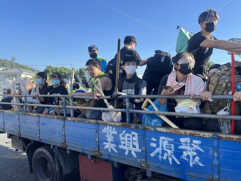 花蓮馬太鞍溪堰塞湖溢流致災，慈濟基金會28日表示，自啟動光復災情清掃後，統計至今已有約1萬2000名「鏟子超人」參與，目前清掃責任區已再擴大。（慈濟提供）中央社記者張雄風傳真　114年9月28日