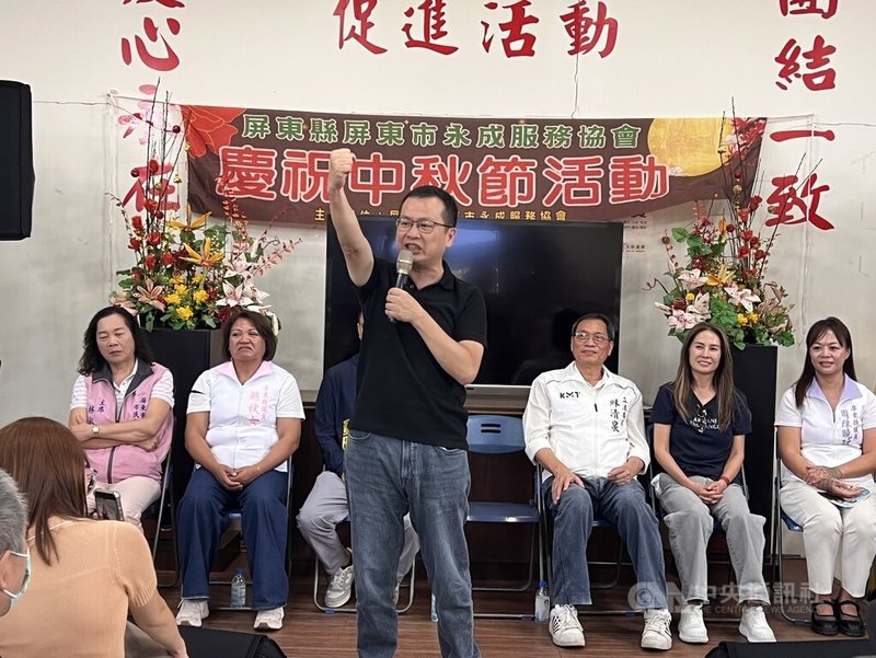 國民黨主席候選人羅智強（前）28日到屏東參加黨員座談會，稱自己最有戰力且接地氣，能團結國民黨下架民進黨。中央社記者李卉婷攝　114年9月28日