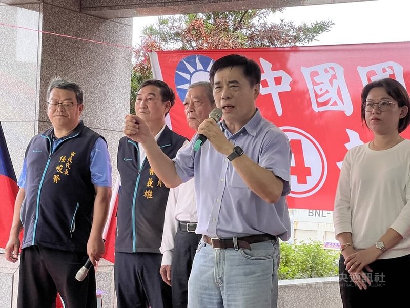 中國國民黨主席候選人郝龍斌(右2)28日到屏東出席黨員座談會並表示,選黨主席不是選戰將,黨主席也不是「一個人的武林」。中央社記者李卉婷攝 114年9月28日