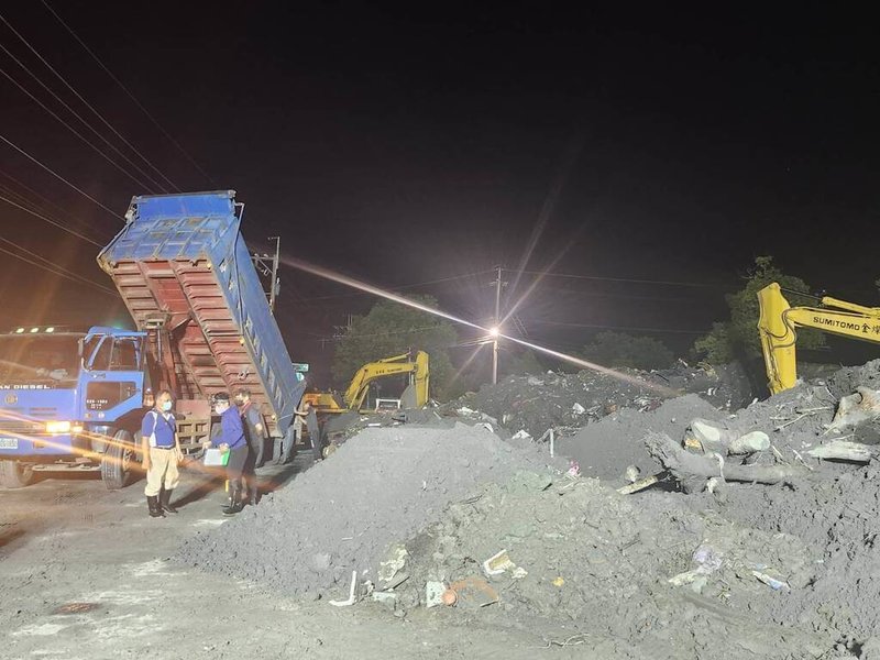 馬太鞍溪堰塞湖溢流,花蓮光復市區遭洪水泥流襲擊,縣府、國軍及大批志工持續投入救援,清出大量泥沙及垃圾,為配合日間人流,大型器械清運集中夜間作業。(花蓮縣政府提供)中央社記者李先鳳傳真 114年9月28日