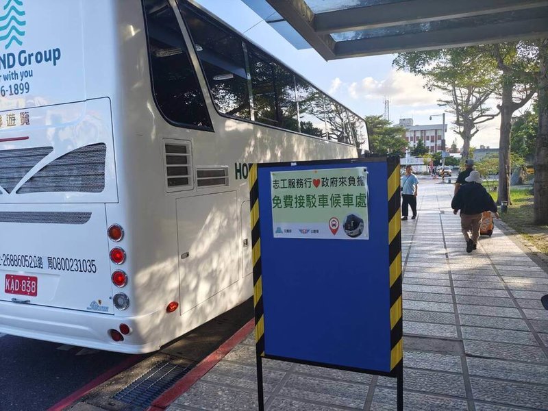 花蓮馬太鞍溪堰塞湖溢流，災後復原工作持續，交通部公路局即日起於新城、花蓮、吉安、壽豐及玉里站，每日共提供6輛大客車，闢駛6條服務路線接駁參與救災志工住宿點與鄰近火車站間往返。（公路局提供）中央社記者余曉涵傳真　114年9月28日