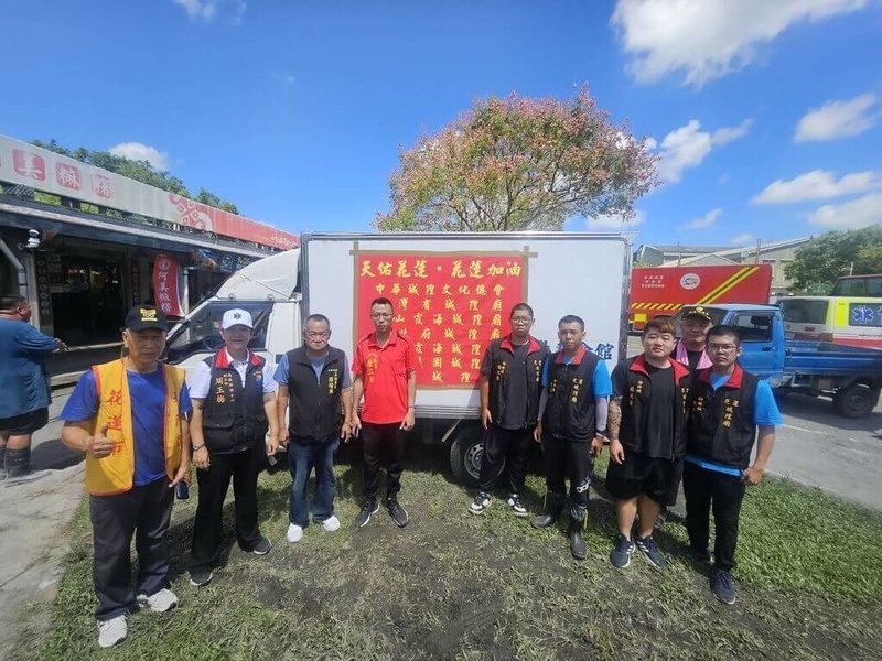 花蓮縣馬太鞍溪堰塞湖溢流釀災，中華城隍文化總會集資2萬個便當經費，26日起委請花蓮市餐館製作，透過小貨車送至光復鄉災區，近3天已送出7500個便當。（中華城隍文化總會提供）中央社記者王朝鈺傳真　114年9月28日