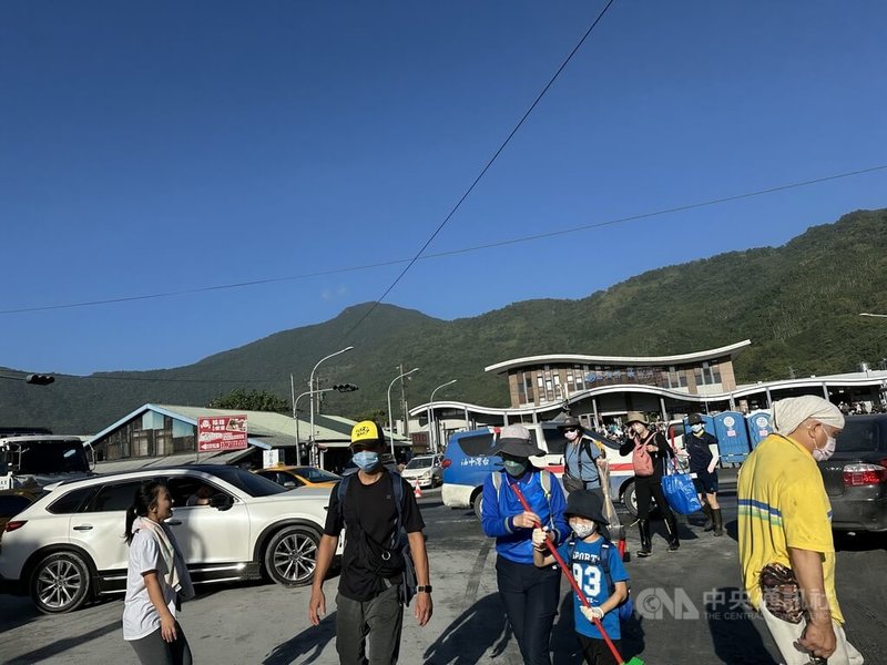 花蓮馬太鞍溪堰塞湖洪患,各地「鏟子超人」支援清淤,27日有逾萬人,28日估更多;火車站前人車壅塞,為加速救災進度、確保救援暢通,調整光復鄉交管,縣府籲民眾讓出道路,優先供救災用。中央社記者李先鳳攝 114年9月28日