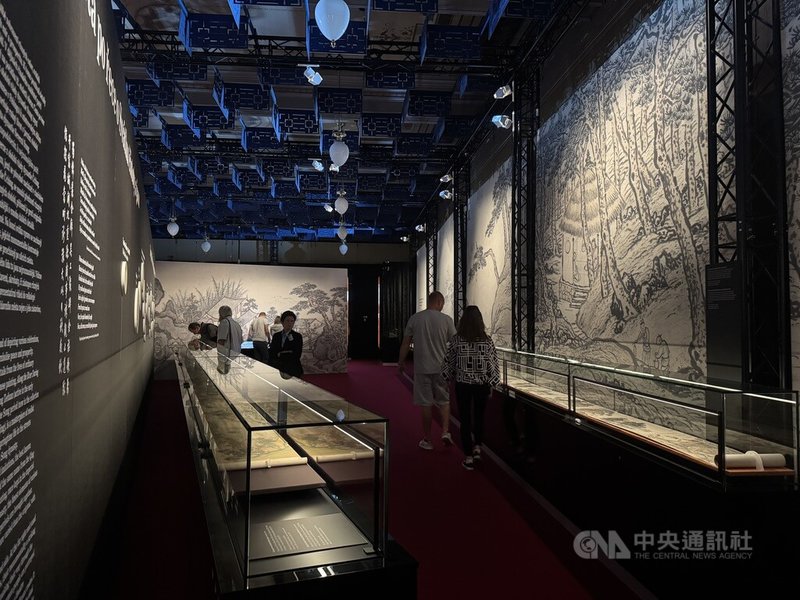 故宮9月11日在捷克推出「故宮文物百選及其故事」特展。故宮文物走出國門,處處折射出政治、外交角力與現實,顯現這不僅是文化交流,也是台灣在國際社會增加能見度、爭取話語權的實踐。中央社記者劉郁葶布拉格攝 114年9月28日