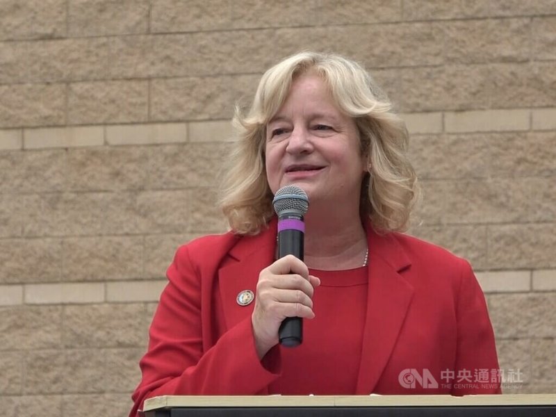 美國加州橘郡首長佛里出席台灣僑胞舉行的雙十國慶升旗典禮。她表示台灣人民長期為民主奮鬥,與美國享有共同價值。中央社記者林宏翰加州爾灣攝 114年9月28日