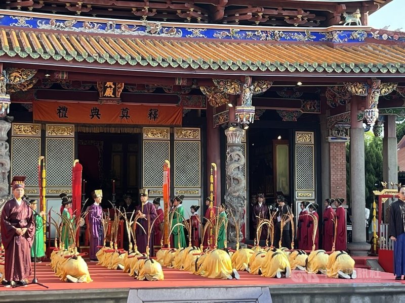 9月28日教師節,台北市孔廟舉辦「紀念大成至聖先師孔子誕辰2575週年釋奠典禮」,由重慶國中學生演繹鼓樂八音、大龍國小佾生演出佾舞,藉以敬仰聖賢。中央社記者楊淑閔攝 114年9月28日
