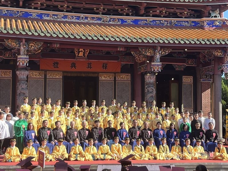 9月28日教師節,台北市孔廟舉辦「紀念大成至聖先師孔子誕辰2575週年釋奠典禮」,內政部長劉世芳(第2排左8)代表總統賴清德出席,日本論語普及會等外賓出席見證盛典。中央社記者楊淑閔攝 114年9月28日