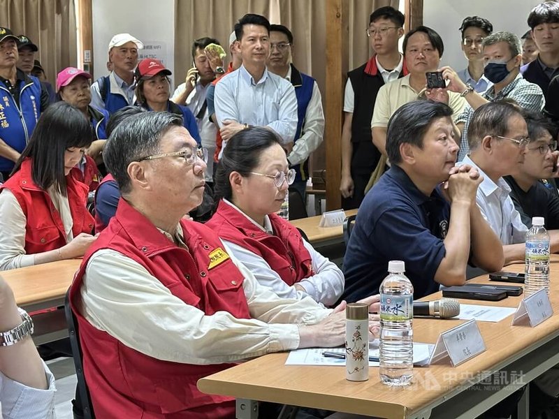 行政院長卓榮泰(左)28日到花蓮光復鄉的中央災害應變中心前進協調所,聽取最新救災情形彙報,國民黨立委傅崐萁(左3)、鄭天財(左4)、花蓮縣長徐榛蔚(左2)及行政院相關部會首長等與會。中央社記者李先鳳攝 114年9月28日