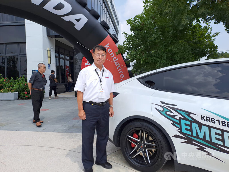 輪胎廠建大工業28日舉行新產品發表會，董事長楊啓仁（前）表示，建大靠高性價比產品維持競爭優勢，現階段力推電動車輪胎。中央社記者潘智義攝　114年9月28日