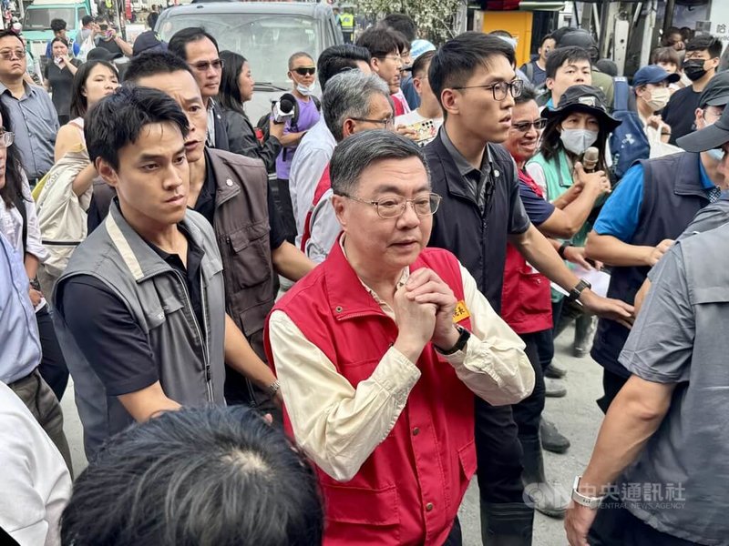 花蓮馬太鞍溪堰塞湖溢流災情慘重,行政院長卓榮泰(前右)28日前往災區視察,下午到光復車站關心志工,他說,非常感謝這麼多志工,讓國際看到台灣人與人之間的連結非常重要,一定要做好照顧、媒合,讓志工知道有什麼任務可以執行。中央社記者李先鳳攝 114年9月28日