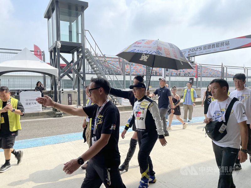 豐田TOYOTA統規賽28日持續在台中登場，TOYOTA會長豐田章男（前排右2，身著賽車服者）再度來台親自參與活動，他表示，台灣賽車文化可蓬勃發展，應培育更多賽車人才。 中央社記者鍾榮峰攝　114年9月28日