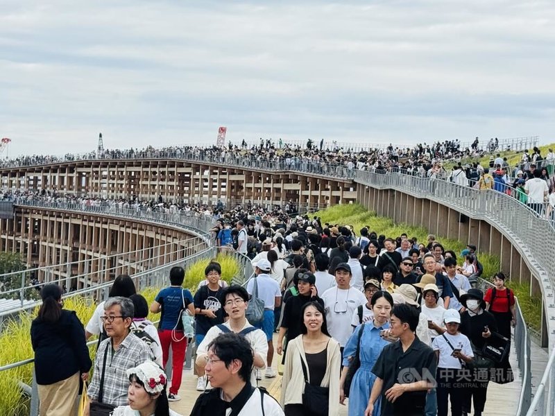 大阪世博營運單位「日本國際博覽會協會」28日表示，截至27日，大阪世博的一般入場人數已經突破2200萬人，自9月中旬以來，連續16天每天入場人數都突破20萬人次。中央社記者楊明珠大阪攝　114年9月28日