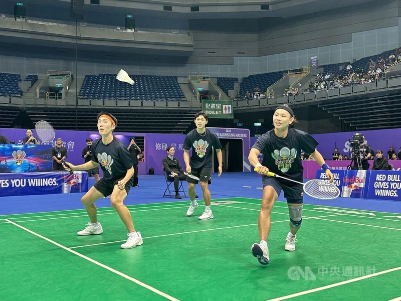 台灣羽球天后戴資穎（前右）28日出席贊助商的「鬥拍」表演賽，難得下場再度展現球技，左腳仍戴著護膝的她透露，現在打球還是有點不太舒服。中央社記者黎建忠攝　114年9月28日