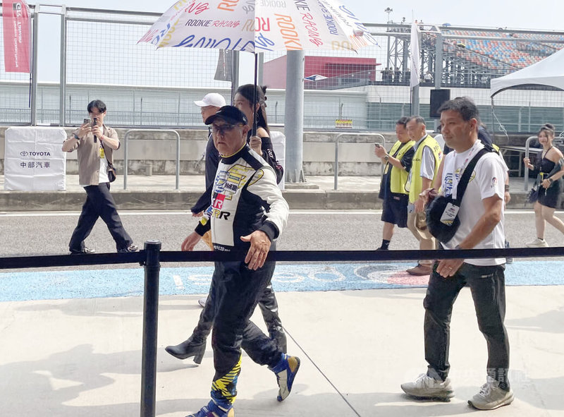 豐田TOYOTA統規賽28日持續在台中登場，TOYOTA會長豐田章男（前排左）再度來台親自參與現場活動。 中央社記者鍾榮峯攝　114年9月28日