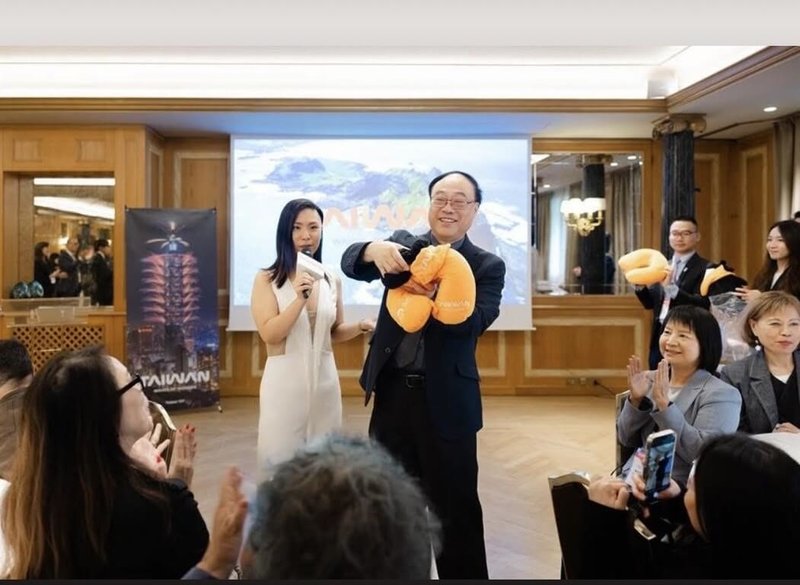蕭乃嫣(左)5月時擔任台灣觀光署長周永暉(右)在羅馬主持活動時的翻譯。(蕭乃嫣提供)中央社記者黃雅詩羅馬傳真114年9月28日