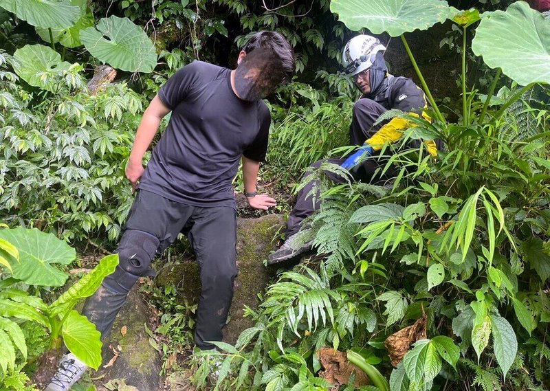台灣師範大學登山社一行8人27日準備前往阿里山鄉豐山風景區露營，不料中途遇遭虎頭蜂並螫傷2名男大生，情況較嚴重，警消據報，順利護送傷者送醫治療。（警方提供）中央社記者黃國芳傳真  114年9月28日