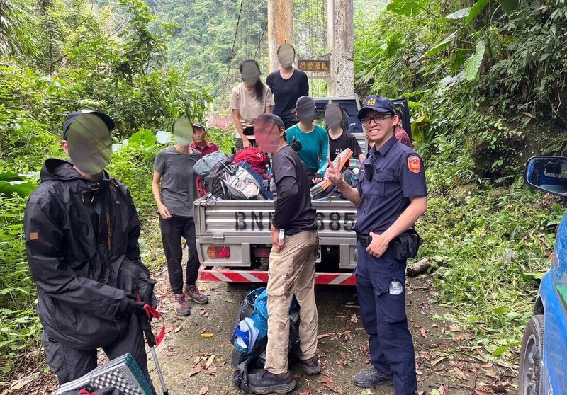 台灣師範大學登山社一行8人27日準備前往阿里山鄉豐山風景區露營,不料中途遇遭虎頭蜂並螫傷2名男大生,警消順利護送傷者送醫治療。其他6人也一起下山。(警方提供)中央社記者黃國芳傳真 114年9月28日