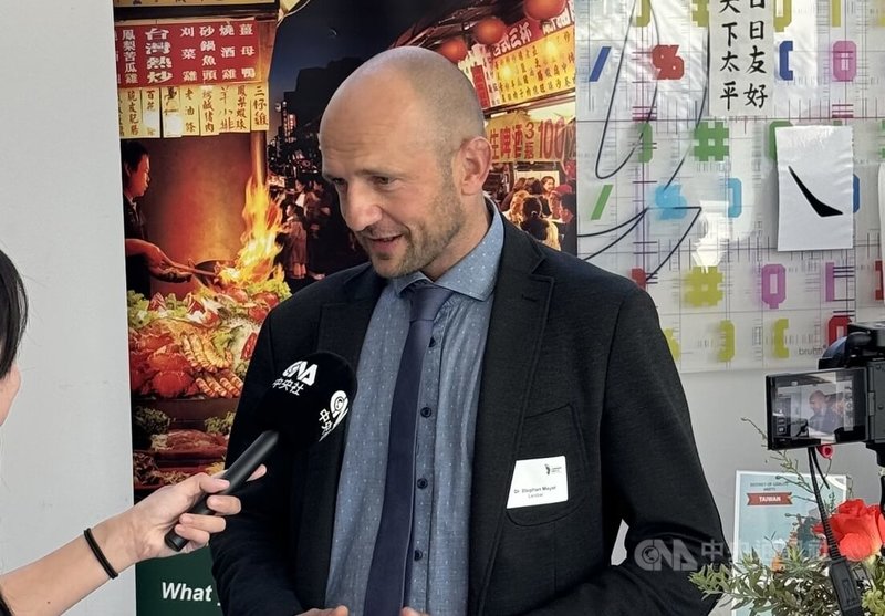 德國薩克森邦哥利茨縣長麥爾。圖為2024年9月在哥利茨縣齊陶市舉行的「台灣日」活動中，接受中央社訪問畫面。中央社記者林尚縈齊陶攝　114年9月28日