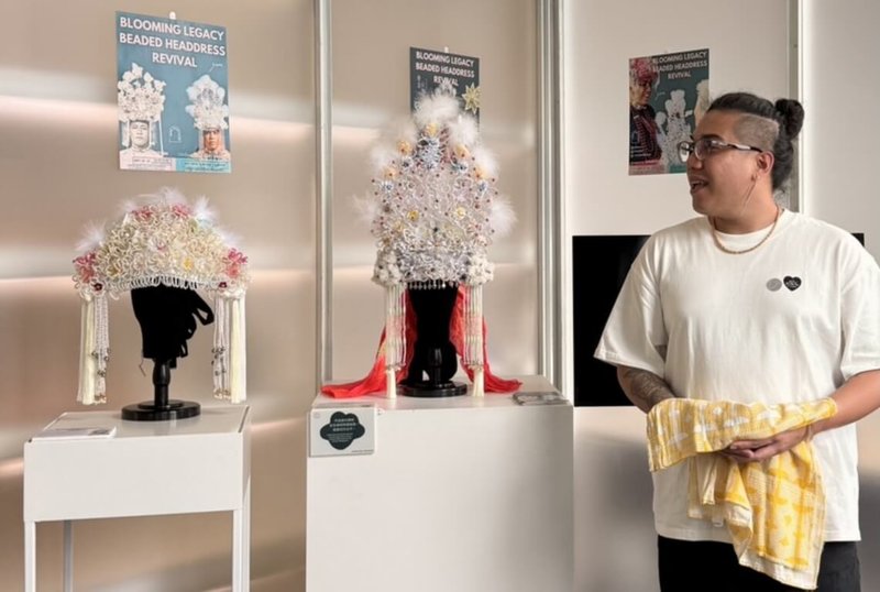 在泰國駐村創作的台東阿美族青年王建傑在位於曼谷的泰國創意設計中心（TCDC）展出台東阿美族馬蘭部落的珠花頭飾。（王建傑提供）中央社記者李宗憲曼谷傳真　114年9月28日