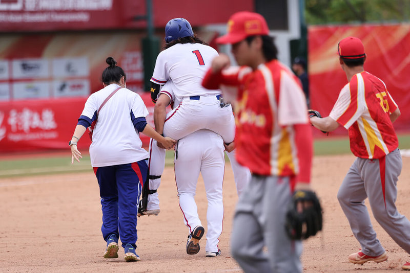 亞洲棒球錦標賽在中國舉行,台灣隊28日與日本爭冠,野手陳敏賜(背號1號)27日比賽因為抽筋提前退場無大礙,今天繼續先發,扛3棒、守一壘。(中華民國棒球協會提供)中央社記者謝靜雯傳真 114年9月28日