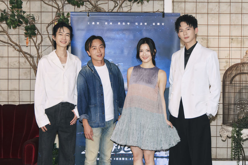 戲劇「星空下的黑潮島嶼」在第60屆金鐘獎入圍16項獎項,劇中演員黃河(左起)和劉承恩、睦媄、吳念軒28日出席入圍金鐘分享會,分享拍攝甘苦,也期待能成功獲獎。(客家電視台提供)中央社記者洪素津攝 114年9月28日
