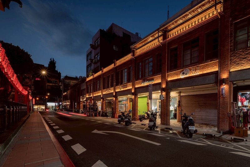 桃園市政府推動舊城區再生計畫,選定桃園景福宮兩側店家為示範區,以「修舊如舊」手法將原建築構造型式透過新工法還原,晚上建物立面打上柔光,與景福宮相互輝映。(桃園市政府都市發展局提供)中央社記者吳睿騏桃園傳真 114年9月28日