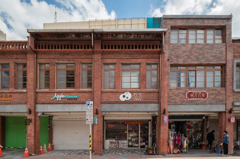 桃園市政府推動舊城區再生計畫，選定桃園景福宮（大廟）左右兩側店家為示範區，整修工程將原建築的老舊招牌、帆布拆除，進行立面修復、窗戶更新、整理凌亂管線，共22戶重現建築原有風貌。（桃園市政府都市發展局提供）中央社記者吳睿騏桃園傳真  114年9月28日