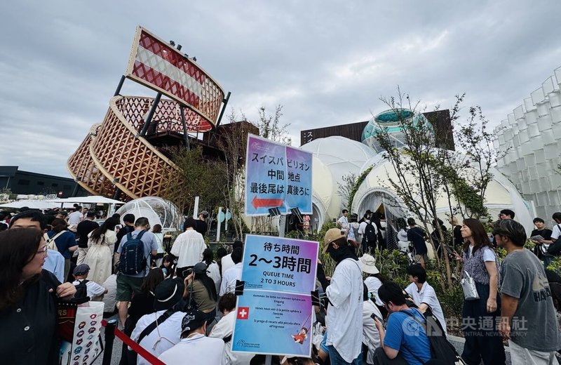 大阪世博距離閉幕邁入倒數,每個展館都大排長龍,原本人氣不高的展館,現在也要動輒排上數小時。中央社記者楊明珠大阪攝 114年9月28日