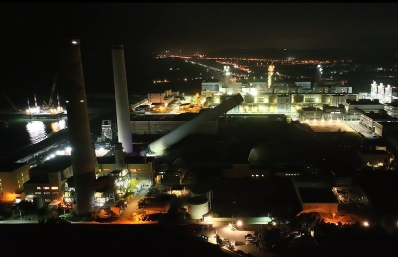 苗栗縣通霄火力發電廠4、5號複循環發電機組今年3月除役，4號機組的煙囪27日晚間「放倒」拆除，高達120公尺的大煙囪倒地，從此走入歷史。（民眾提供）中央社記者魯鋼駿傳真 114年9月28日