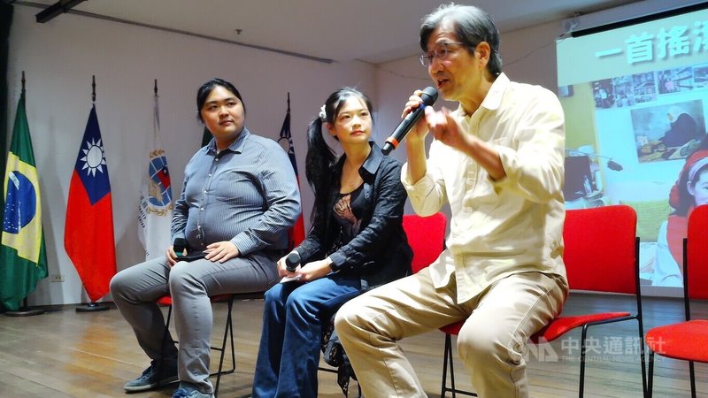 巴西聖保羅僑教中心27日舉辦紀錄片「一首搖滾上月球」放映暨映後座談，由台巴藝術文化交流協會會長謝如欣（中）主持，紀錄片主角之一巫錦輝（右）飛越半個地球親臨現場，與觀眾分享罕病家庭的照護歷程與心路轉折。中央社記者唐雅陵聖保羅攝　114年9月28日