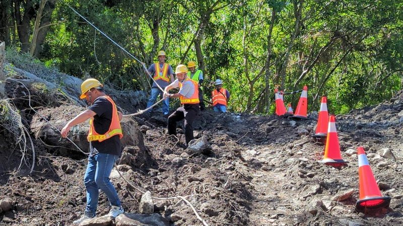 颱風樺加沙外圍環流重創南橫公路,台電28日動員人員、機具挺進災區,下午恢復台東縣海端鄉利稻、霧鹿村全數民生用電,僅剩深山偏遠非民生用電17戶,將持續搶修直到全面恢復供電。(台電提供)中央社記者李先鳳傳真 114年9月28日