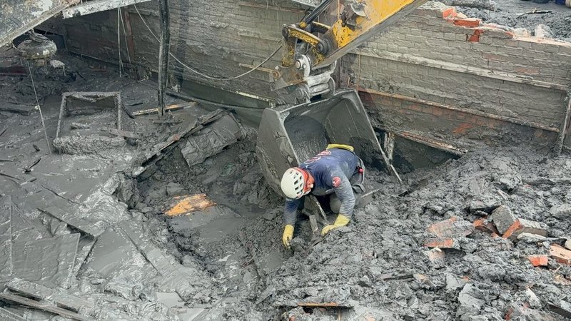 花蓮馬太鞍溪堰塞湖溢流災情累計17人死亡，失蹤人數仍維持7人。花蓮縣消防局特搜大隊28日表示，搜救組已到達佛祖街336巷位置，一度傳出有貨櫃屋內疑似有人被埋，採用重機具開挖並無尋獲。（花蓮縣消防局提供）中央社記者李先鳳傳真　114年9月28日