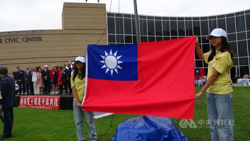 加州橘郡僑胞慶祝雙十，數百人聚集在加州爾灣市政府廣場，升美國及中華民國國旗。中央社記者林宏翰加州爾灣攝 114年9月28日
