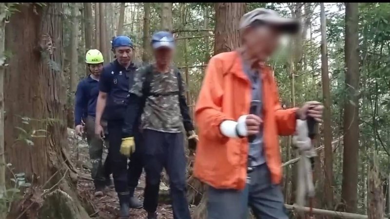 台中市2登山客攀登八仙山，攻頂後失聯，熱心山友協助定位，中市消防局救援下山。（民眾提供）中央社記者趙麗妍傳真 114年9月28日
