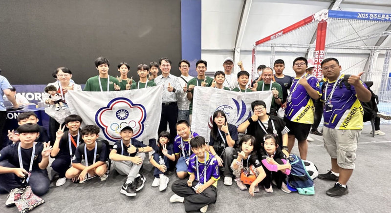 全球首屆FIDA無人機足球世界盃近日在韓國舉行，由木柵高工、松山工農、華興高中等7校15名學生所組台北市代表隊，在Cracing（障礙繞圈賽）摘冠。（台北市教育局提供）中央社記者楊淑閔傳真 114年9月28日