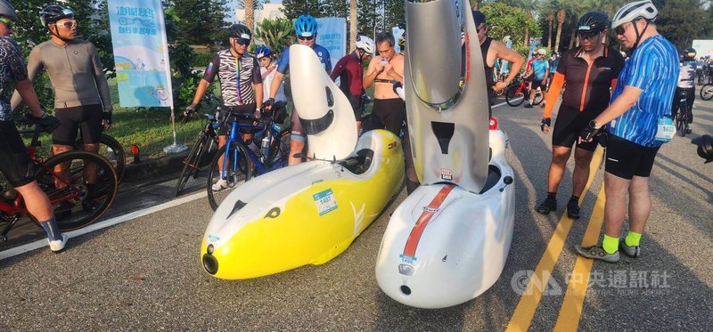 澎湖跳島101K自行車活動,首見有自歐洲進口2部「斜躺式」自行車參加101K挑戰組,28日在賽事中格外吸引目光。中央社 114年9月28日