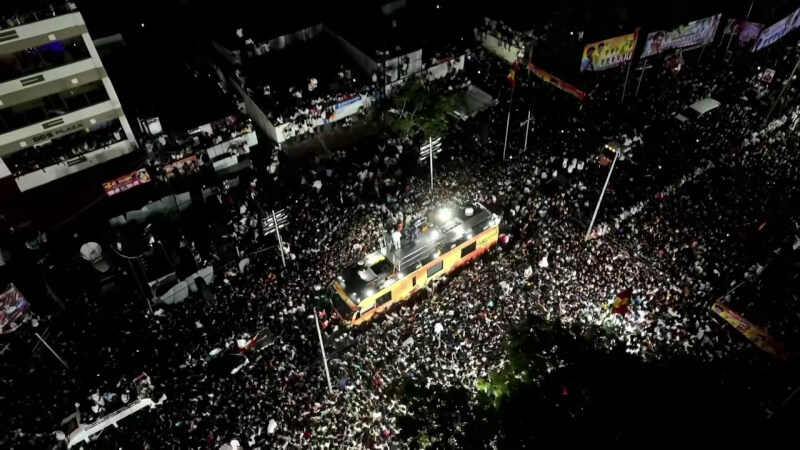 印度政治人物維傑27日舉辦競選造勢大會爆發踩踏事件。（圖取自坦米爾勝利聯盟YouTube頻道youtube.com）